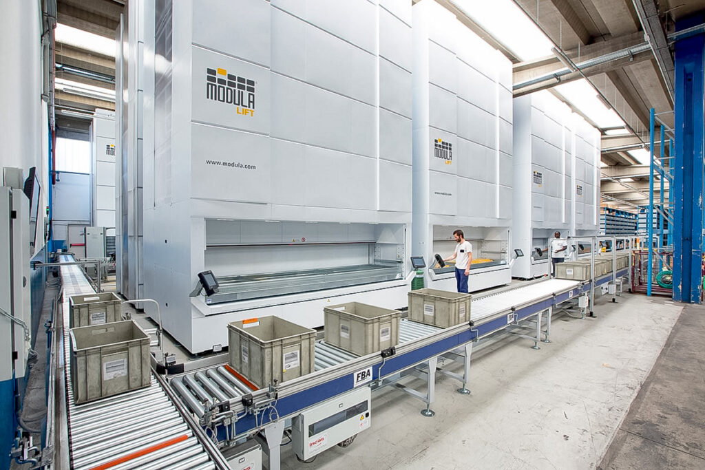 Modula Lift * Vertikale lagerautomat – den ideelle løsningen for å lagre industrielle produkter, komponenter eller reservedeler i alle mulige industrielle miljøer, industrier og avdelinger.