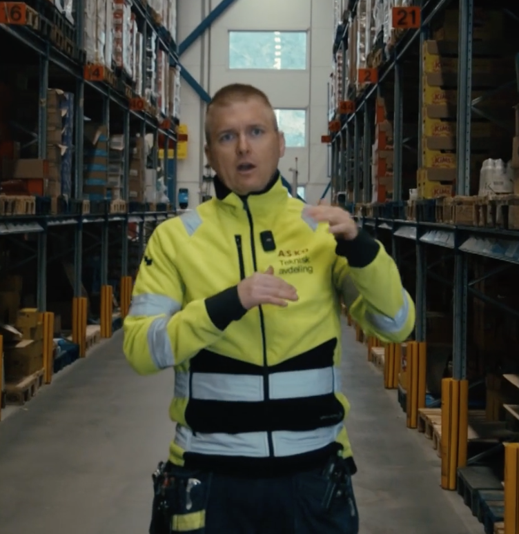 Mann på Asko lager snakker om reolkontroll