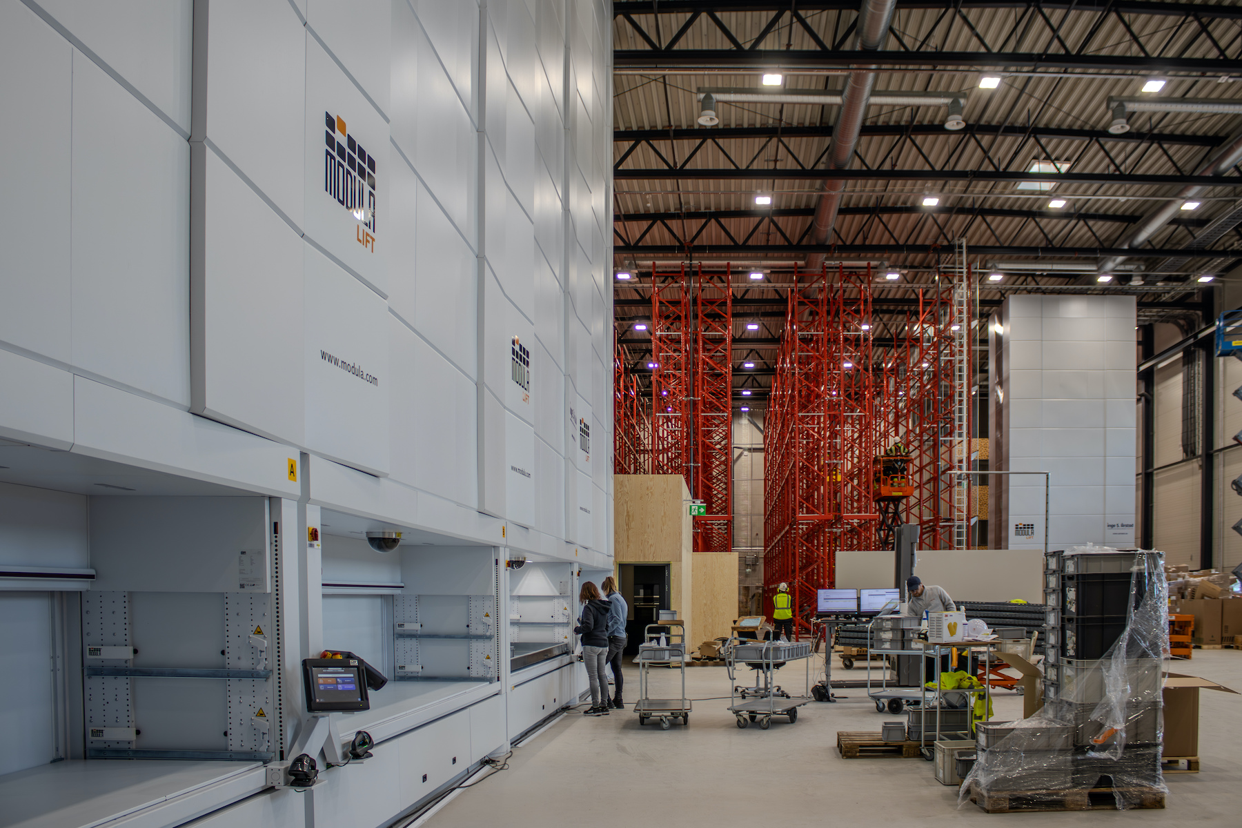 Lagerbilde av både automasjon og reoler